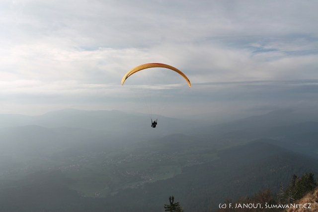 Paraglidista se po startu z Osserwiese vznáší nad údolím Weisser Regen