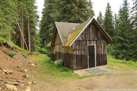 Dřevěný objekt v němž voda z náhonu vtéká do potrubí k turbíně