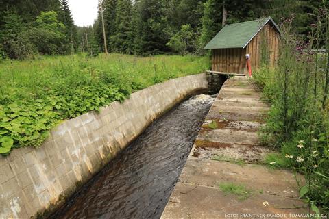Začátek náhonu za vtokem z Teplé Vltavy